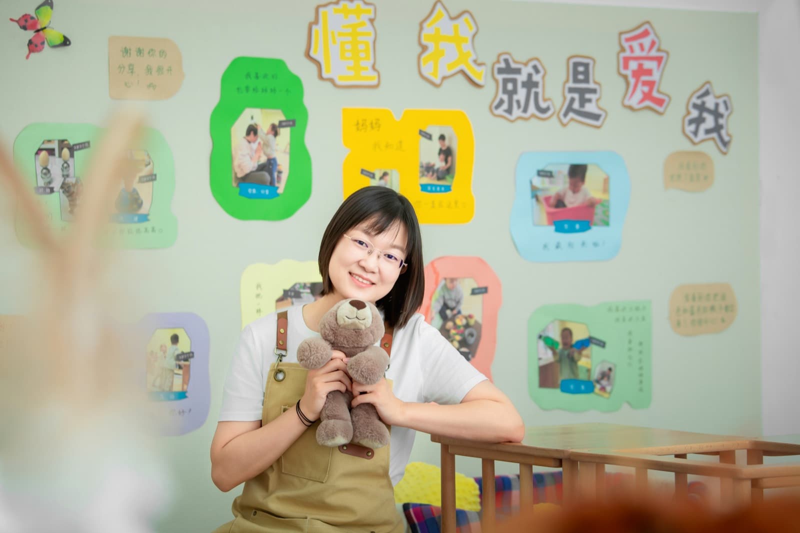 小月老师在亲子观察课上陪伴孩子